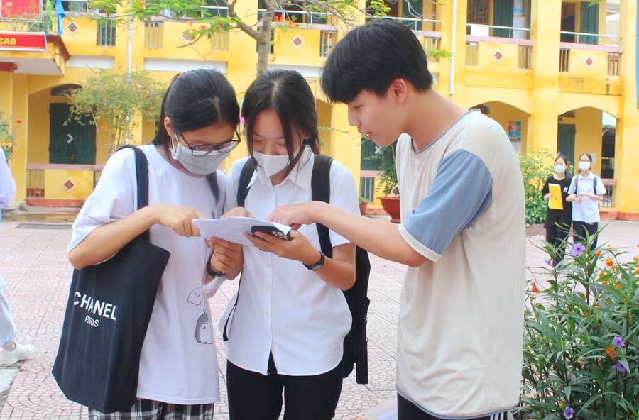 Thí sinh trao đổi sau khi hoàn thành bài thi môn thi Ngữ văn và Ngoại ngữ tại điểm thi Trường THCS Tân Bình (TP Hải Dương). Ảnh: Sở GD&ĐT Hải Dương.