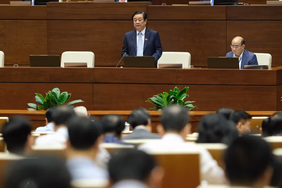 Bộ trưởng Bộ Nông nghiệp và Phát triển nông thôn Lê Minh Hoan trả lời tranh luận của đại biểu Vũ Thị Lưu Mai.