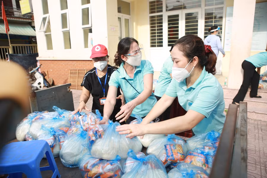 Tại phường Phú Đô có 3 điểm phát gạo cho người dân.