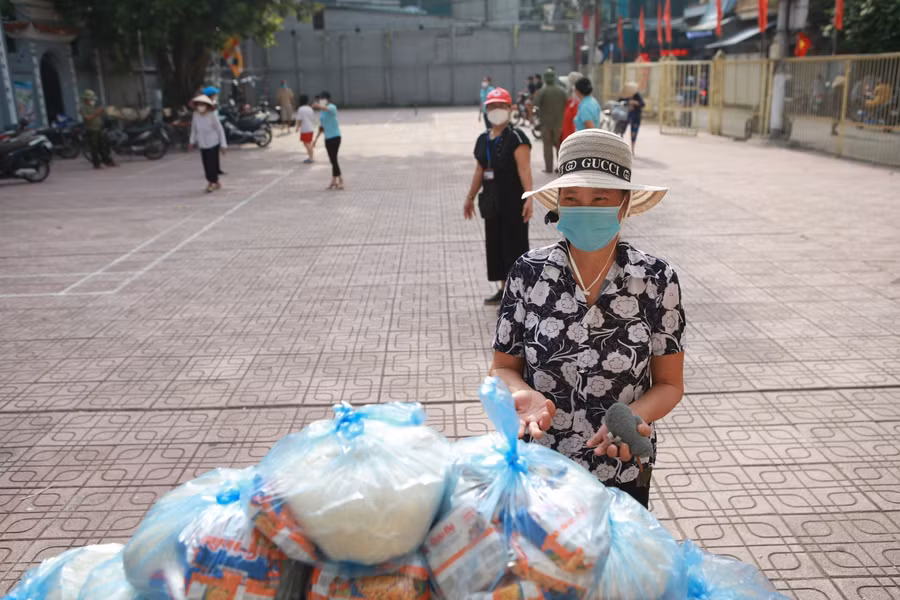 Phát gạo, mì tôm miễn phí cho người dân gặp khó khăn ở phường Phú Đô ảnh 7