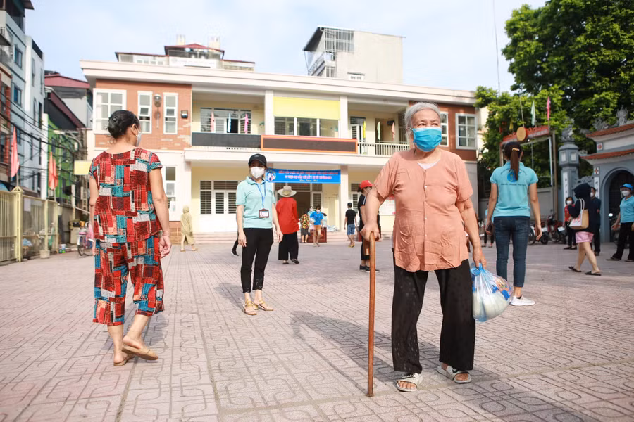 Các túi gạo cùng mì tôm đã được đóng gói sẵn từ chiều tối ngày hôm qua (5/8), sáng nay thì tập trung tại điểm phát gạo nhà văn hóa số 1+3 này và phân phối các suất quà đi các điểm khác điểm chia ra phát cho người dân.