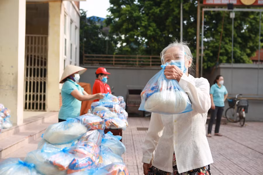 Quá trình phát quà nhanh, đảm bảo giãn cách và tuân thủ 5K.