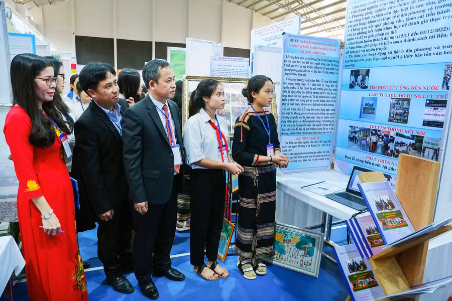 Ban tổ chức tham quan một dự án tại Cuộc thi (ảnh: Thành Tâm). Ban tổ chức tham quan một dự án tại Cuộc thi (ảnh: Thành Tâm).