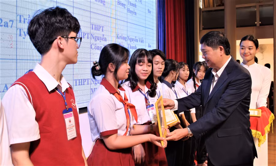 Ông Phạm Đăng Khoa trao giải cho các dự án xuất sắc tại Cuộc thi (ảnh: Thành Tâm). Ông Phạm Đăng Khoa trao giải cho các dự án xuất sắc tại Cuộc thi (ảnh: Thành Tâm).