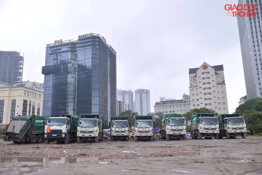 Hàng ngày những chuyến xe chở rác vẫn trở về bãi tập kết rác tạm