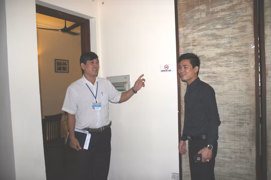 Biển báo kích thước còn nhỏ tại Nhà hàng Bằng Lăng