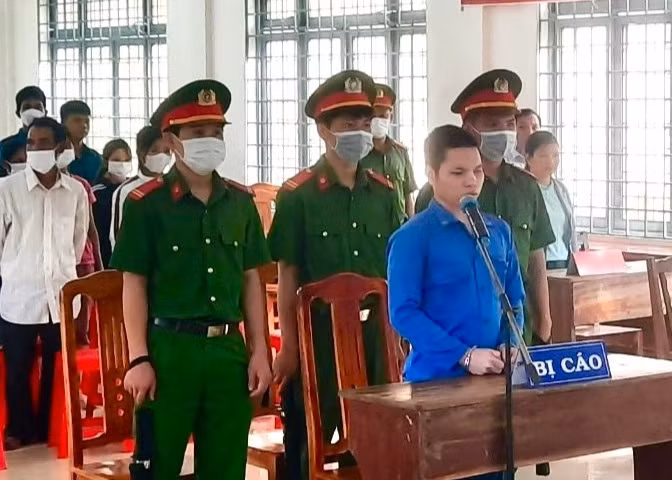 A Thuốc tại phiên toà xét xử lưu động.