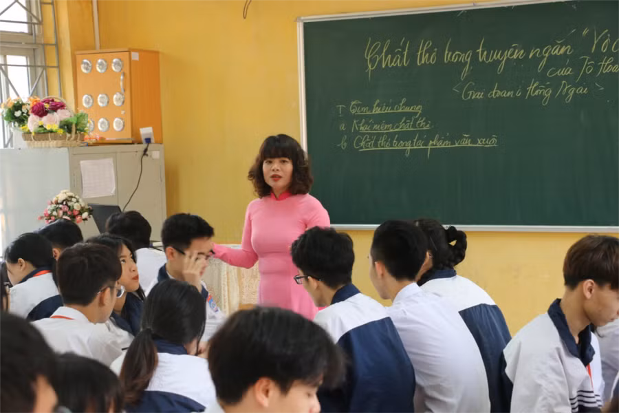 Cô Bùi Ngọc Lan trong một giờ lên lớp thời điểm chưa có dịch Covid-19. Ảnh: NVCC