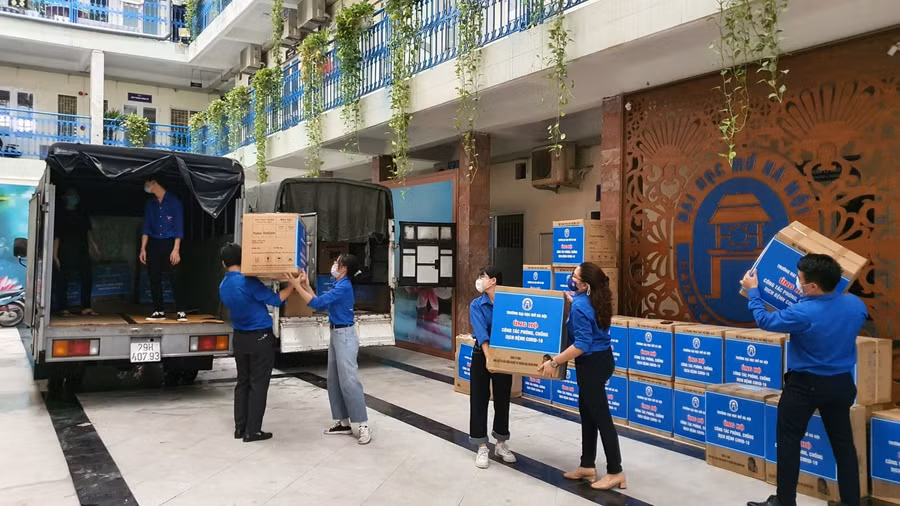 Vận chuyển quà tặng.