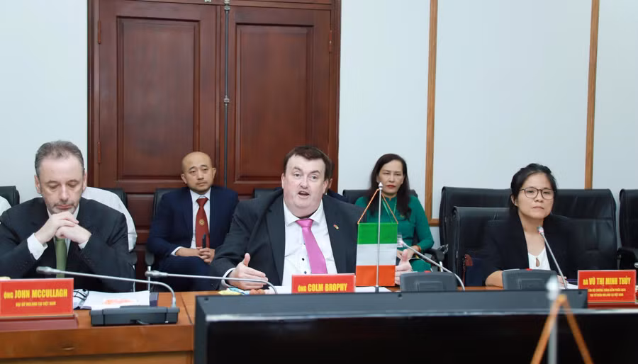 Ông Colm Broph trao đổi tại buổi làm việc