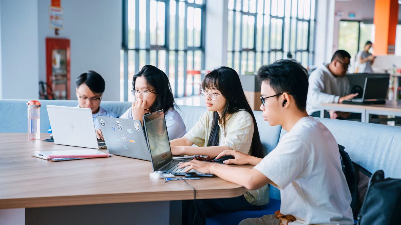 Sinh viên Trường Đại học Kinh tế - Luật (Đại học Quốc gia TPHCM) học tập tại thư viện của nhà trường. Ảnh: NTCC.