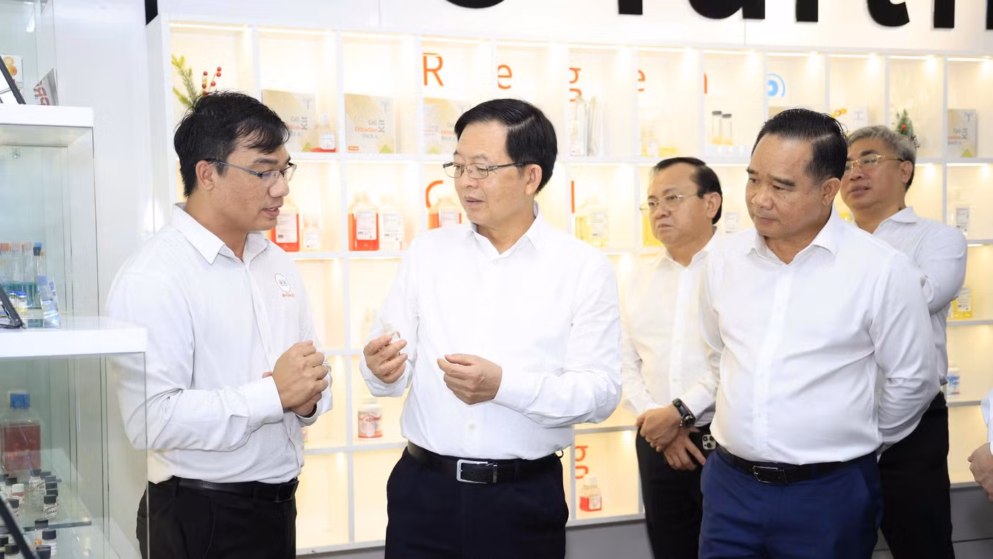 Phó Thủ tướng Hồ Quốc Dũng (thứ hai từ trái sang) cùng đoàn công tác thăm phòng thí nghiệm Tế bào gốc, Trường Đại học Khoa học Tự nhiên (Đại học Quốc gia TPHCM). Ảnh: VNUHCM.