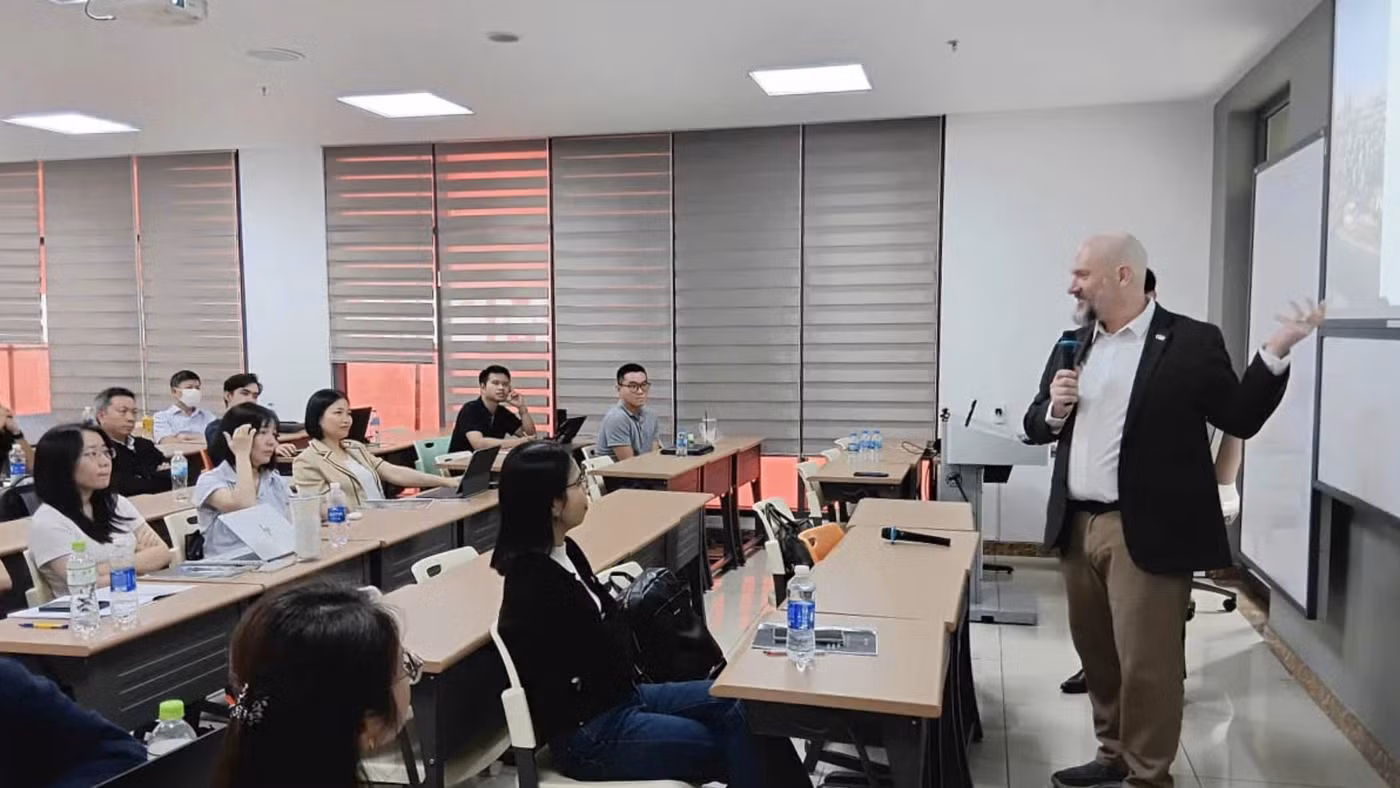 Chương trình “Tổng quan vận hành và chiến lược tham gia Trung tâm Tài chính Quốc tế Việt Nam” khóa 4 do VIFC-HCMC phối hợp với UEH tổ chức. Ảnh: UEH.