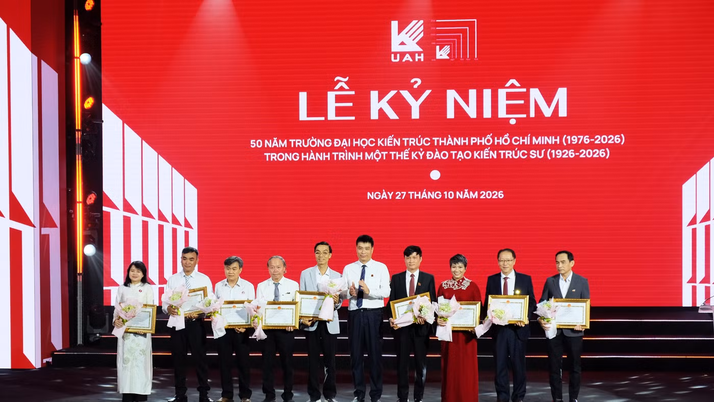 Các cá nhân là lãnh đạo, cán bộ, giảng viên Trường Đại học Kiến trúc TPHCM nhận bằng khen của Bộ Xây dựng tại buổi lễ. Ảnh: Mạnh Tùng.