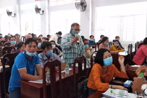Giáo viên, phụ huynh trao đổi tại cuộc họp phụ huynh ở TP Mỹ Tho (Tiền Giang).