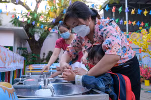 Giáo viên mầm non ở Cần Thơ hướng dẫn trẻ vệ sinh tay trước khi vào lớp.