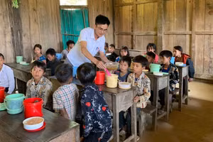 Mô hình nuôi học sinh ăn trưa tại trường được huy động từ nguồn lực xã hội hóa.