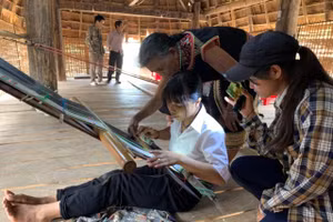 Trường Tiểu học – THCS Đăk Rơ Wa hướng nghiệp cho học sinh gắn với làng nghề tại địa phương. Ảnh: TG