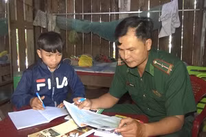 Ngoài giảng dạy trên lớp, Thiếu tá Đức còn tận dụng thời gian đến tận gia đình học sinh để hướng dẫn học tập.