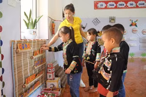 Cô trò Trường Mầm non Mường So, huyện Phong Thổ, Lai Châu.