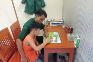 Trung úy Chau Kum Sinl hướng dẫn Chương học bài.