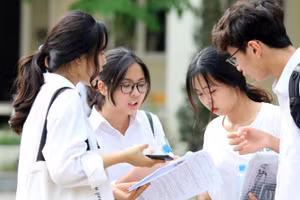 Thí sinh Hà Nội trao đổi thông tin xét tuyển của các trường đại học. Ảnh minh họa