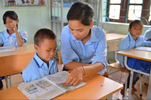 Cô Bùi Thị Minh Khuyên, Trường PTDTBT Tiểu học Pa Ủ (Mường Tè, Lai Châu) luôn bám sát diễn biến tâm lý học trò trong từng tiết học. Ảnh: NVCC