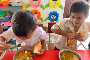 Một bữa ăn trưa theo chương trình hỗ trợ của các nhà hảo tâm tại điểm Tu Gia, Trường Phổ thông Dân tộc Bán trú Tiểu học Trà Tập. 