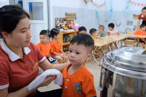 Cô trò Trường Mầm non Tân Hội B (huyện Đan Phượng) trước giờ ăn trưa. 