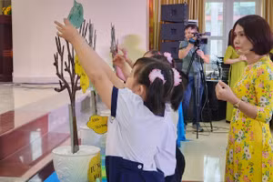 Cô giáo Nguyễn Thị Ánh Tuyết hướng dẫn trò học Bài 10 (Tiết 3): Luyện tập: Từ chỉ đặc điểm; Câu nêu đặc điểm.