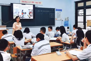 Cô Nguyễn Cẩm Hường và học sinh trong giờ học.
