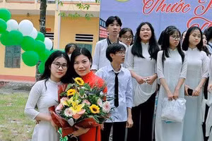 Cô Bùi Thị Lệ Hằng và học trò tại Trường THPT Phạm Văn Nghị - Nam Định.