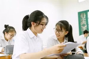 Thí sinh trao đổi thông tin tuyển sinh năm 2022. Ảnh minh họa 