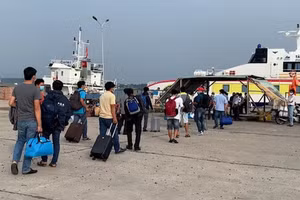 Đoàn cán bộ coi thi tốt nghiệp THPT năm 2021 làm thủ tục lên tàu ra đảo Phú Quý (Bình Thuận) làm nhiệm vụ. Ảnh: Báo Nhân dân