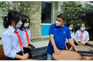 Học sinh tham gia những tiết học trải nghiệm thực tế ở làng nước mắm Nam Ô (phường Hòa Hiệp Bắc, quận Liên Chiểu, TP Đà Nẵng).