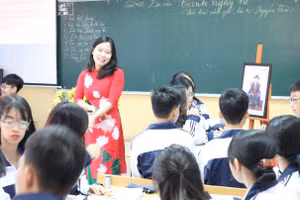 Cô Vũ Thị Dung và học trò trong giờ dạy Ngữ văn.