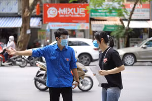 Tình nguyện viên hỗ trợ thí sinh trong Kỳ thi tốt nghiệp THPT 2021 tại Hà Nội. Ảnh: Thế Đại