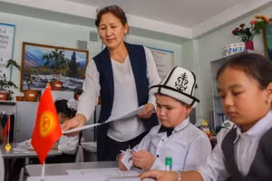 Một tiết học tại một trường phổ thông ở Kyrgyzstan. Ảnh: IT