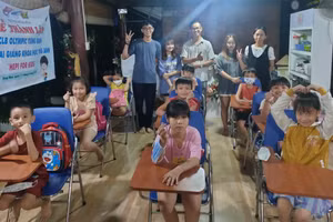 Các em nhỏ phấn khởi khi tham gia lớp học tiếng Anh do Trí cùng nhóm “Hội quán sinh viên” thành lập.