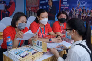 Thí sinh tham dự Ngày hội tư vấn tuyển sinh, hướng nghiệp 2022. Ảnh: Minh Phong 
