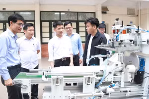Cán bộ, giảng viên, sinh viên Trường ĐH Giao thông vận tải.