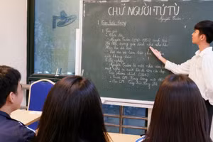 Sinh viên Trường ĐH Sư phạm Hà Nội thực hành nghiệp vụ sư phạm.