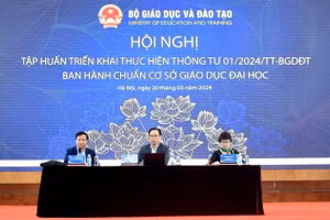 Thứ trưởng Hoàng Minh Sơn (ở giữa) chủ trì thảo luận tại Hội nghị.