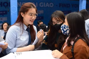 Thí sinh tham dự ngày hội tư vấn tuyển sinh, hướng nghiệp năm 2024.