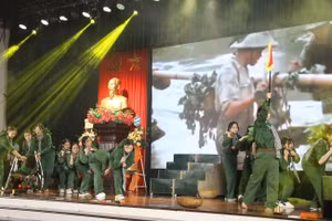 Màn tái hiện lại huyền thoại kéo pháo trong Chiến dịch Điện Biên Phủ năm 1954.