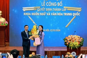 GS.TS. Nguyễn Văn Minh trao Quyết định thành lập Khoa Ngôn ngữ và Văn hóa Trung Quốc