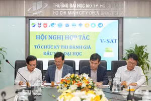 Lãnh đạo 4 trường đại học ký kết công nhận kết quả kỳ thi đánh giá năng lực đầu vào trên máy tính của nhau. 