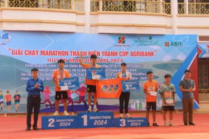Trao giải cho các vận động viên.