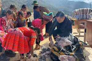 Thành viên lựa giầy, dép trao tặng cho trẻ em bản Nậm Nghiệp.