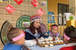 Cô giáo Đỗ Thùy Quyên hướng dẫn trẻ pha trà theo dự án bảo tồn và phát huy văn hoá trà shan tuyết Suối Giàng. Ảnh: NVCC.